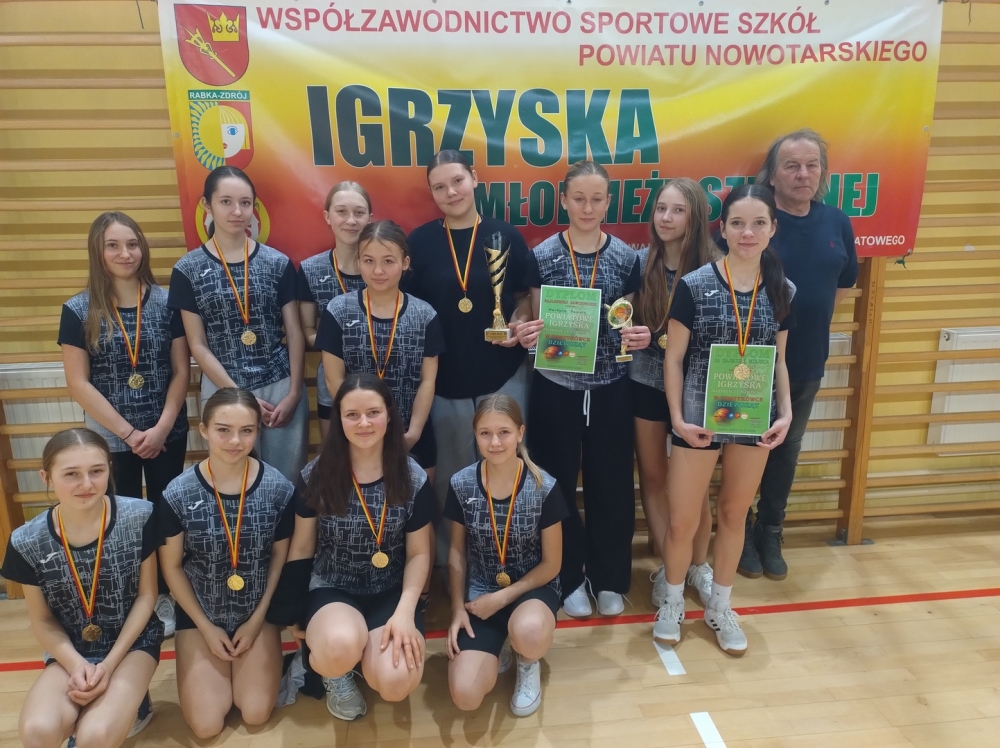 Sporty szkolne: Powiatowe Igrzyska Młodzieży Szkolnej w koszykówce dziewcząt. Zwycięstwo drużyny z Sieniawy