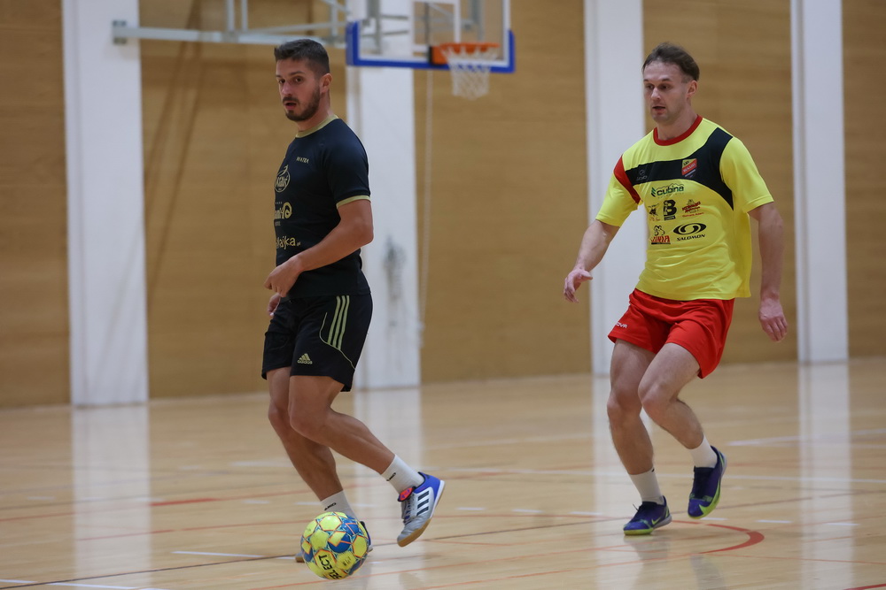 Piłka nożna: LT. Faworyci idą łeb w łeb!